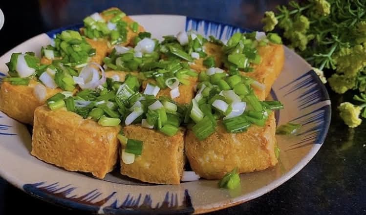 Fried Tofu With Scallion Oil(Đậu hũ chiên dầu hành) /  葱油炸豆腐